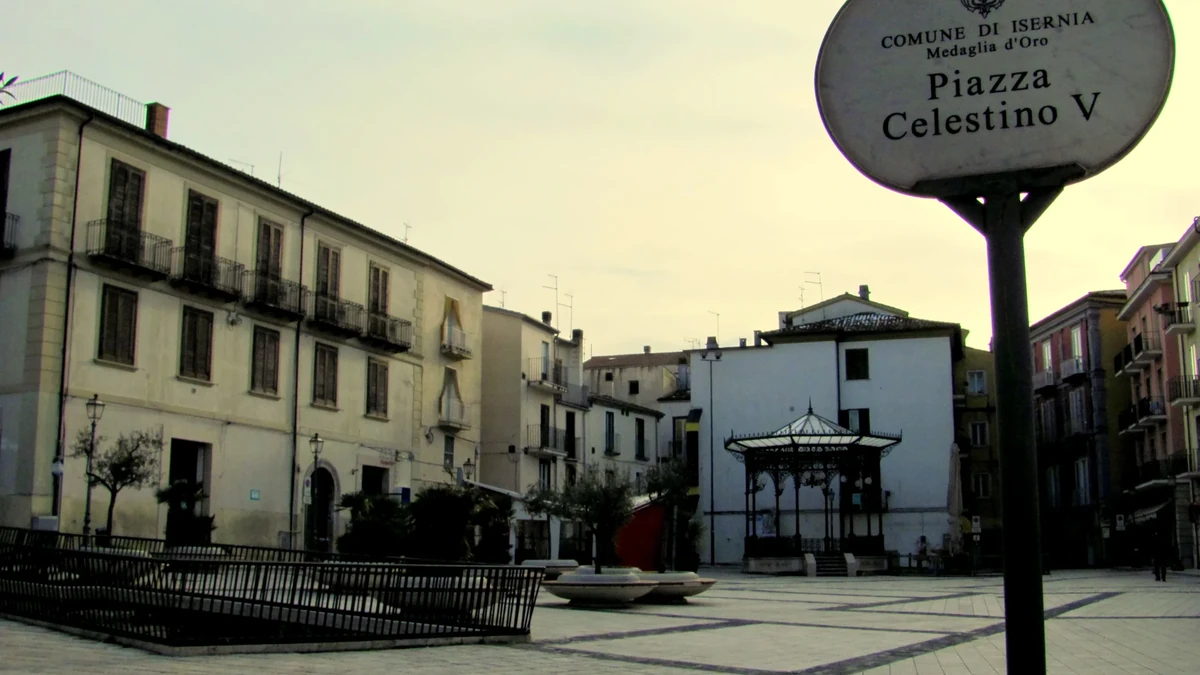Piazza Celestino V a Isernia, con la Fontana Fraterna, cuore del centro storico
