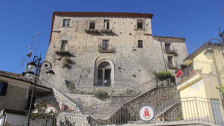 Il Palazzo Baronale (Castello dei Carmignano) di Acquaviva d'Isernia, con la scalinata di accesso e lo stemma comunale