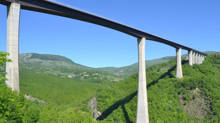 Il Viadotto Sente-Longo, tra i ponti stradali più alti d'Italia, sul confine tra Belmonte del Sannio e l'Abruzzo