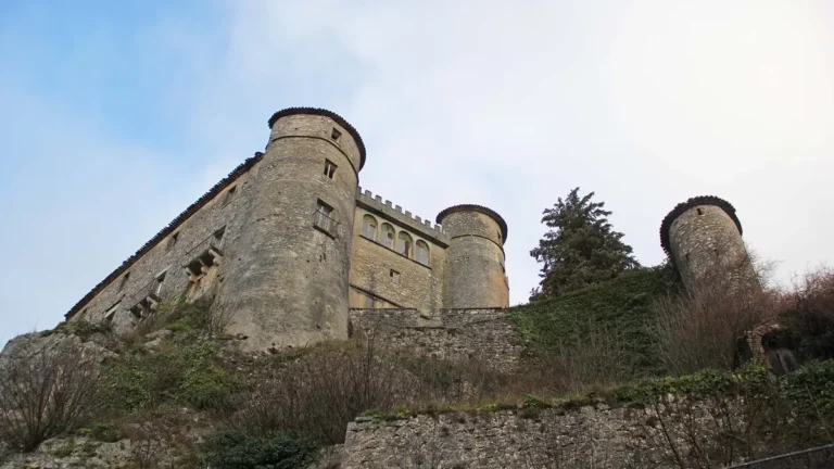 Castello Caldora a Carpinone (Isernia), visto dall'esterno sul dirupo del fiume Carpino