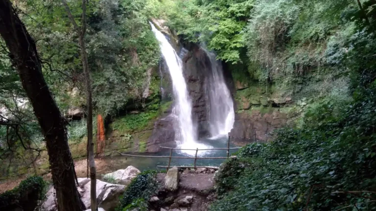 La Cascata di Carpinone, salto dacqua tra le rocce nel bosco vicino Isernia