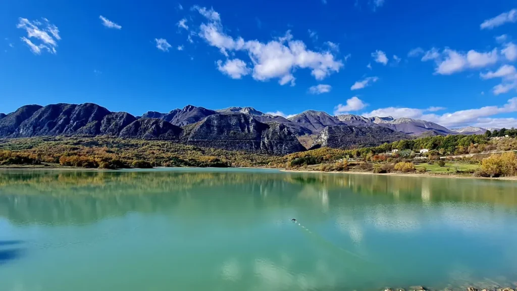 Il lago turchese di Castel San Vincenzo, bacino artificiale nella valle dell'alto Volturno