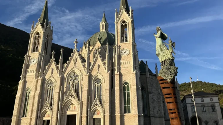 La facciata neogotica della Basilica dell'Addolorata di Castelpetroso