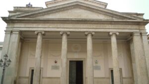 Facciata della Cattedrale di San Pietro Apostolo a Isernia, con pronao neoclassico