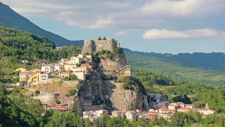 Il Castello Pandone di Cerro al Volturno, fortezza medievale nell'alta valle del Volturno
