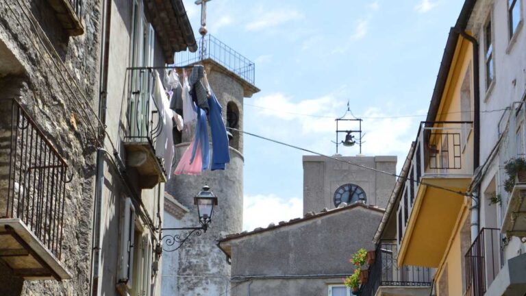 Vicolo del centro storico di Chiauci con la torre campanaria e la torre civica dell'orologio