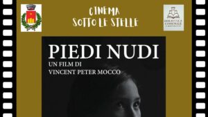 Locandina di "Cinema sotto le stelle": proiezione del film "Piedi Nudi" di Vincent Peter Mocco, 2 agosto 2026, Giardino del Castello Pignatelli, Monteroduni