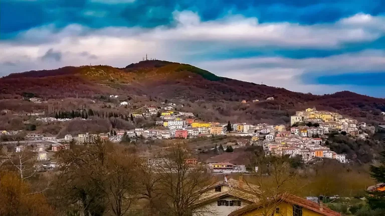 Panorama di Colli a Volturno, borgo nella valle del Volturno soprannominato la piccola Parigi del Molise