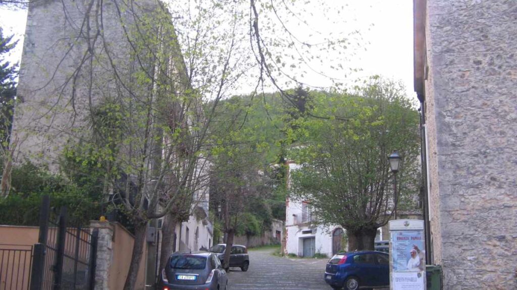 Strada verso il Borgo Alto di Filignano, provincia di Isernia