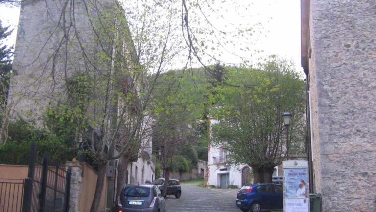Strada verso il Borgo Alto di Filignano, provincia di Isernia