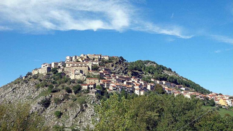 Il borgo di Longano arroccato sulla sommità di Monte Lungo, tra le pendici del Matese