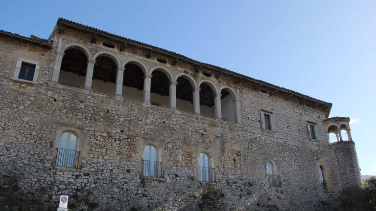 Castello baronale D'Alena, Macchia d'Isernia, con la loggia rinascimentale ad archetti