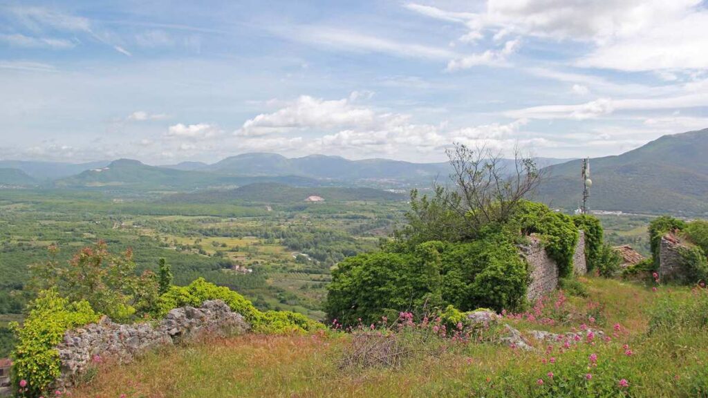 Castello di Roccaravindola, frazione di Montaquila, provincia di Isernia