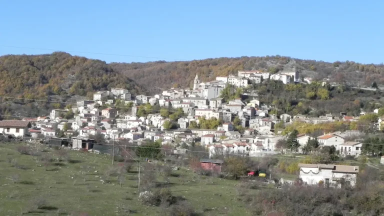 Panorama del borgo di Montenero Val Cocchiara nell'Alto Molise