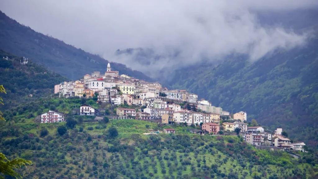 Veduta nord-ovest di Monteroduni (Isernia) con il Castello Pignatelli
