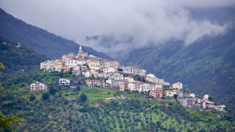Veduta nord-ovest di Monteroduni (Isernia) con il Castello Pignatelli
