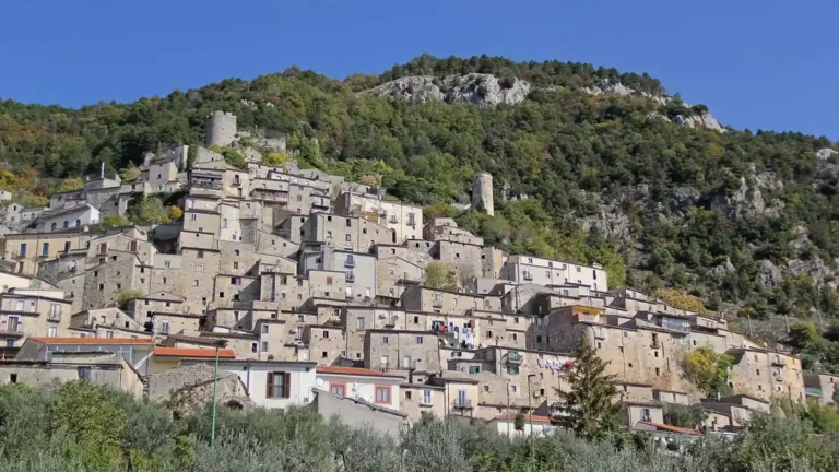 Pesche (Isernia), il borgo presepe con le case a gradoni sul Monte San Marco