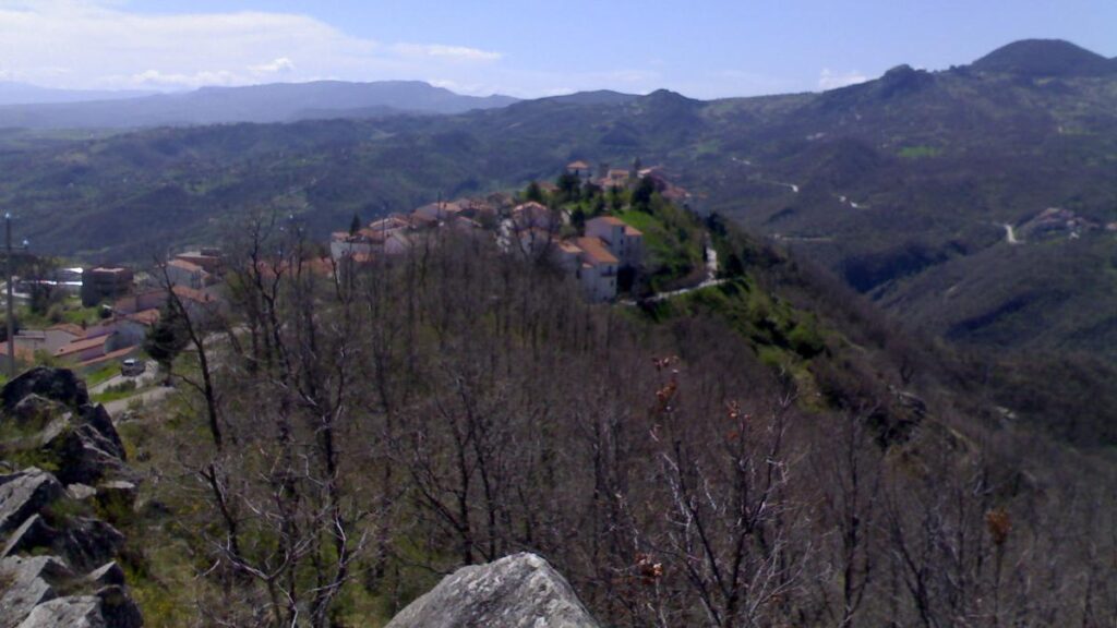 Veduta panoramica di Poggio Sannita su un promontorio roccioso tra le montagne dell'Alto Molise