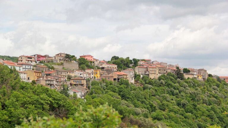 Borgo fortificato di Santa Maria Oliveto, frazione di Pozzilli, provincia di Isernia