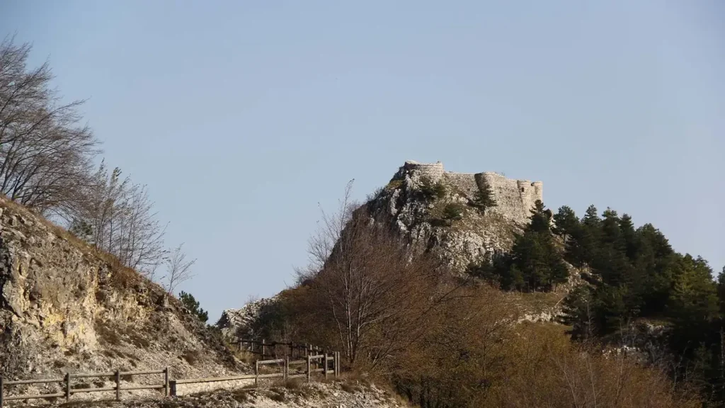 Ruderi del castello medievale di Roccamandolfi ai piedi del Matese