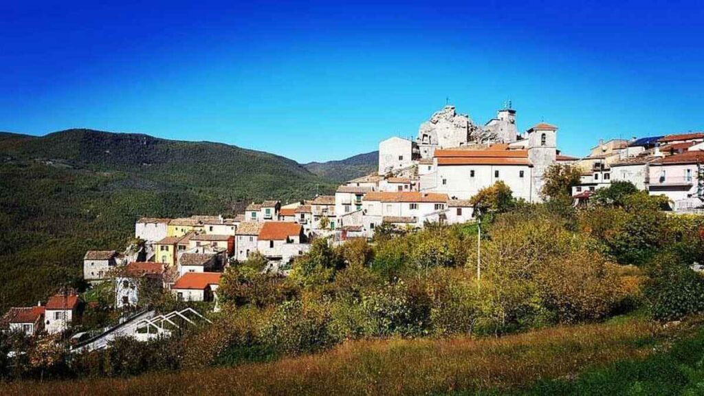 Panorama del borgo di Roccasicura, con la chiesa di San Leonardo e i resti del castello sullo sperone roccioso