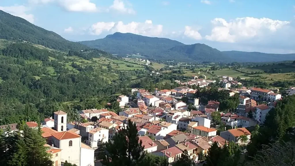Panorama di San Pietro Avellana, borgo dell'Alto Molise