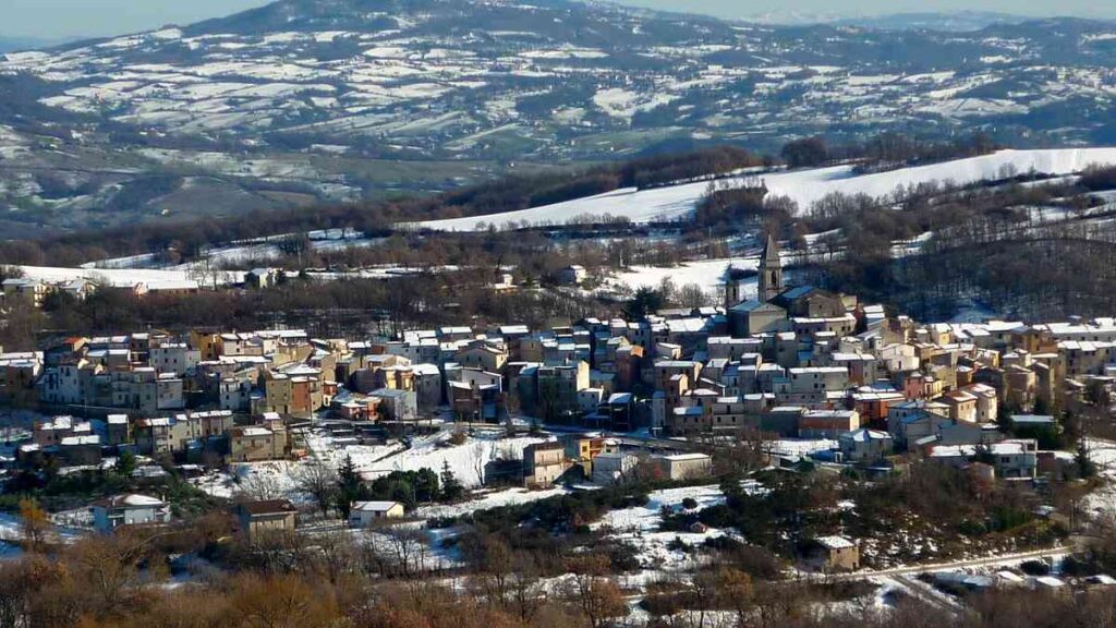 Panorama di Sant'Elena Sannita innevato, con la torre campanaria della chiesa di San Michele Arcangelo