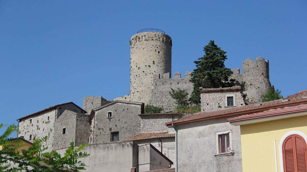 La torre cilindrica e la cinta muraria del Castello di Roccapipirozzi a Sesto Campano