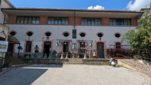 Facciata della Pontificia Fonderia Marinelli di Agnone con le campane esposte all'ingresso