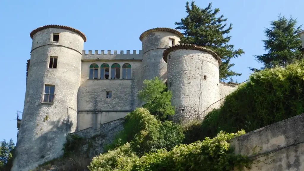 Castello Caldora di Carpinone, sede del paese che ogni agosto ospita il Festival Internazionale del Folklore
