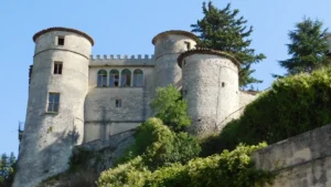 Castello Caldora di Carpinone, sede del paese che ogni agosto ospita il Festival Internazionale del Folklore