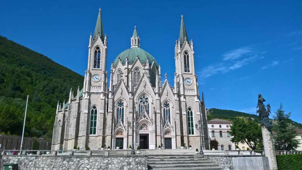 Facciata neogotica della Basilica Santuario di Maria Santissima Addolorata a Castelpetroso