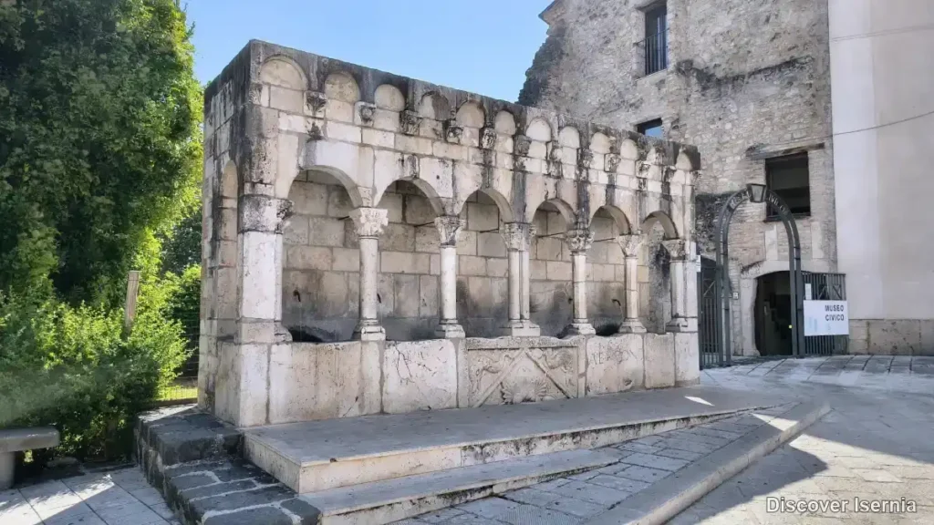 La Fontana Fraterna a Isernia, fontana-loggia in pietra calcarea a più cannelle