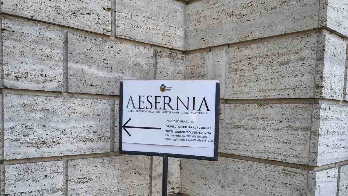 Cartello di ingresso all'area archeologica dei sotterranei della Cattedrale di Isernia, con orari e ingresso gratuito