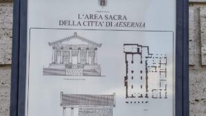 Pannello informativo della Soprintendenza per i Beni Archeologici del Molise sull'Area Sacra della città di Aesernia, sotto la Cattedrale di Isernia