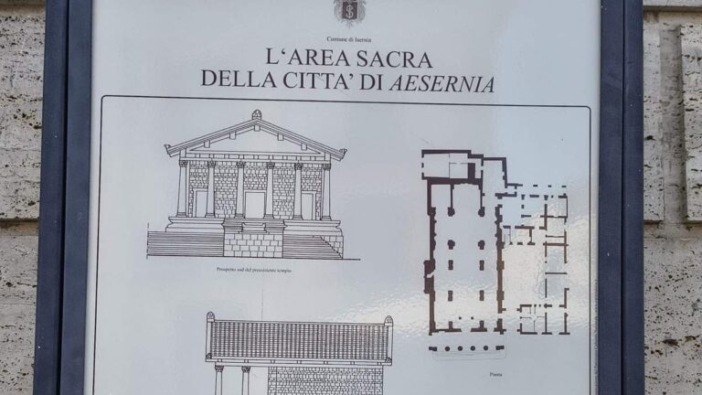 Pannello informativo della Soprintendenza per i Beni Archeologici del Molise sull'Area Sacra della città di Aesernia, sotto la Cattedrale di Isernia