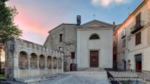 Facciata della Chiesa dell'Immacolata Concezione a Isernia, con la loggia della Fontana Fraterna sullo sfondo