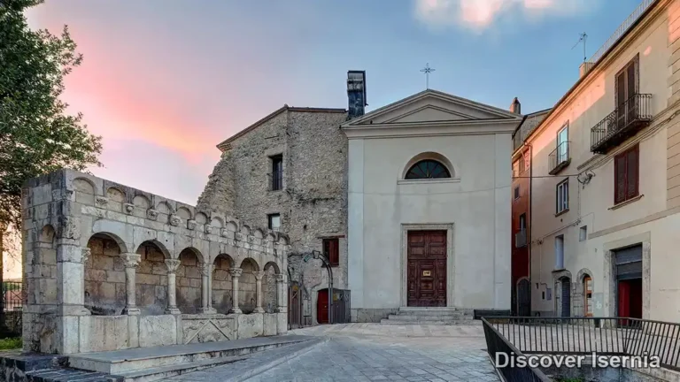Facciata della Chiesa dell'Immacolata Concezione a Isernia, con la loggia della Fontana Fraterna sullo sfondo