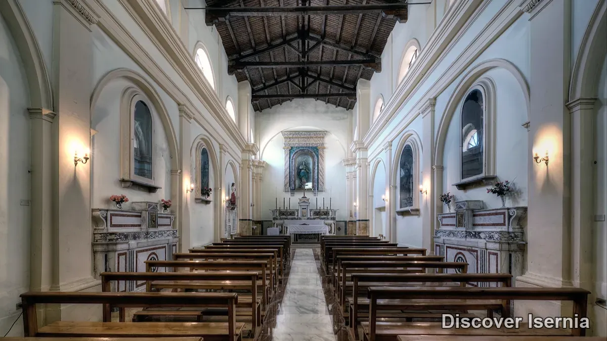 Interno della Chiesa dell'Immacolata Concezione a Isernia, con soffitto ligneo e altare maggiore