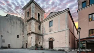 Facciata e campanile della Chiesa di Santa Chiara a Isernia al tramonto