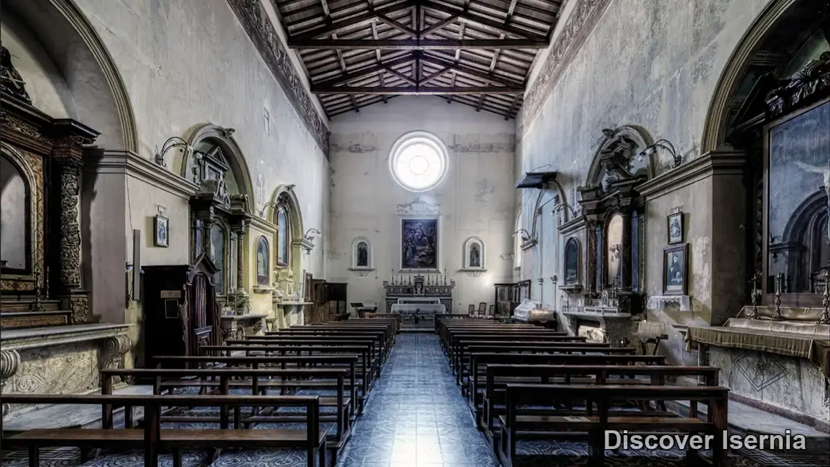 Interno a navata unica della Chiesa di Santa Chiara a Isernia, con altare maggiore e soffitto ligneo