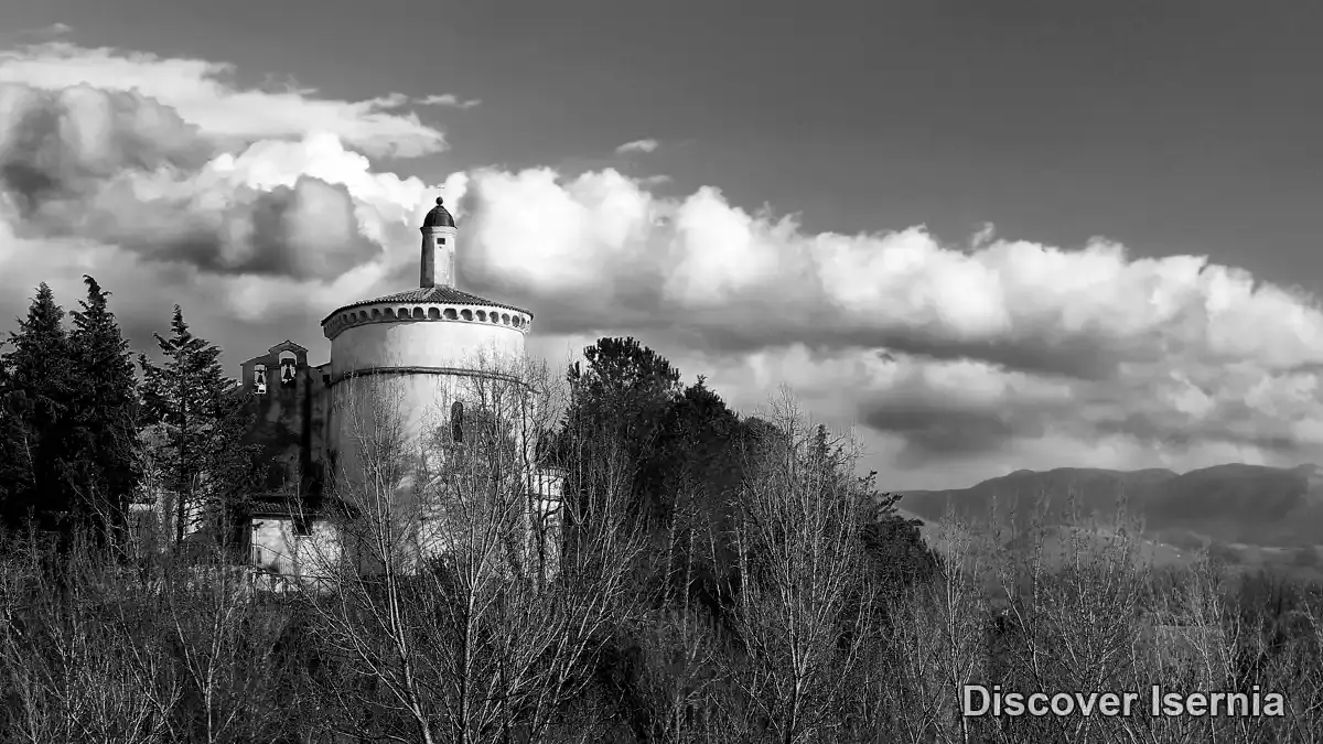 Abside e campanile del Santuario dei Santi Cosma e Damiano su un colle fuori Isernia, foto in bianco e nero