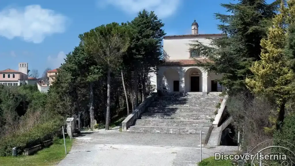 Scalinata d'ingresso e portico del Santuario dei Santi Cosma e Damiano a Isernia