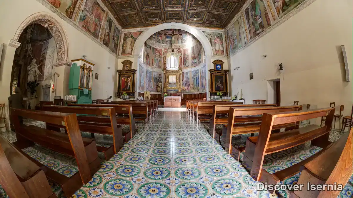 Interno affrescato del Santuario dei Santi Cosma e Damiano a Isernia, con soffitto dipinto e pavimento maiolicato