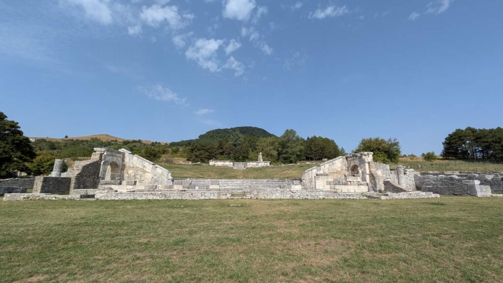 Rovine del Teatro Sannitico di Pietrabbondante con vista sulla valle del Trigno