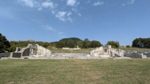 Rovine del Teatro Sannitico di Pietrabbondante con vista sulla valle del Trigno