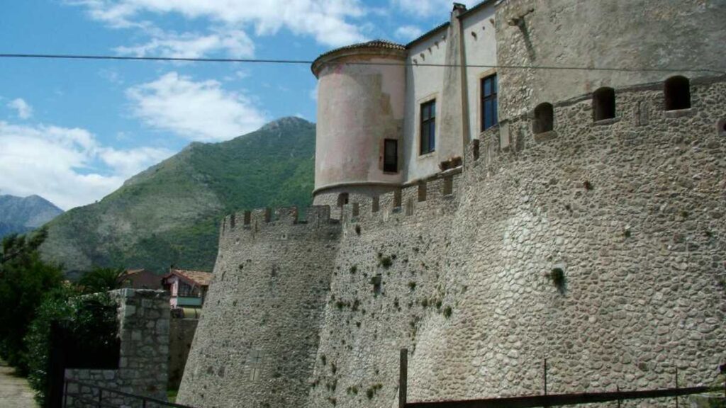 Torrione e mura del Castello Pandone di Venafro