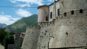 Torrione e mura del Castello Pandone di Venafro